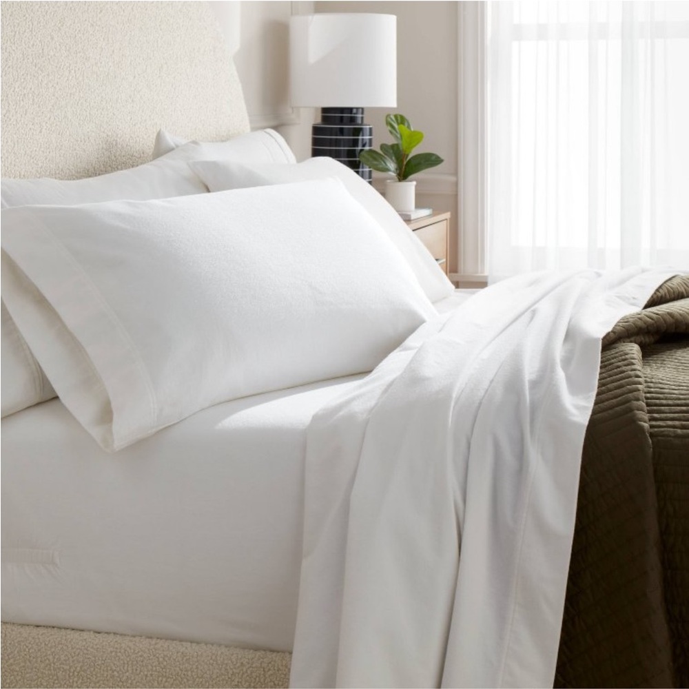 THRESHOLD NWT Ultra Soft Flannel Sheet Set -White -queen